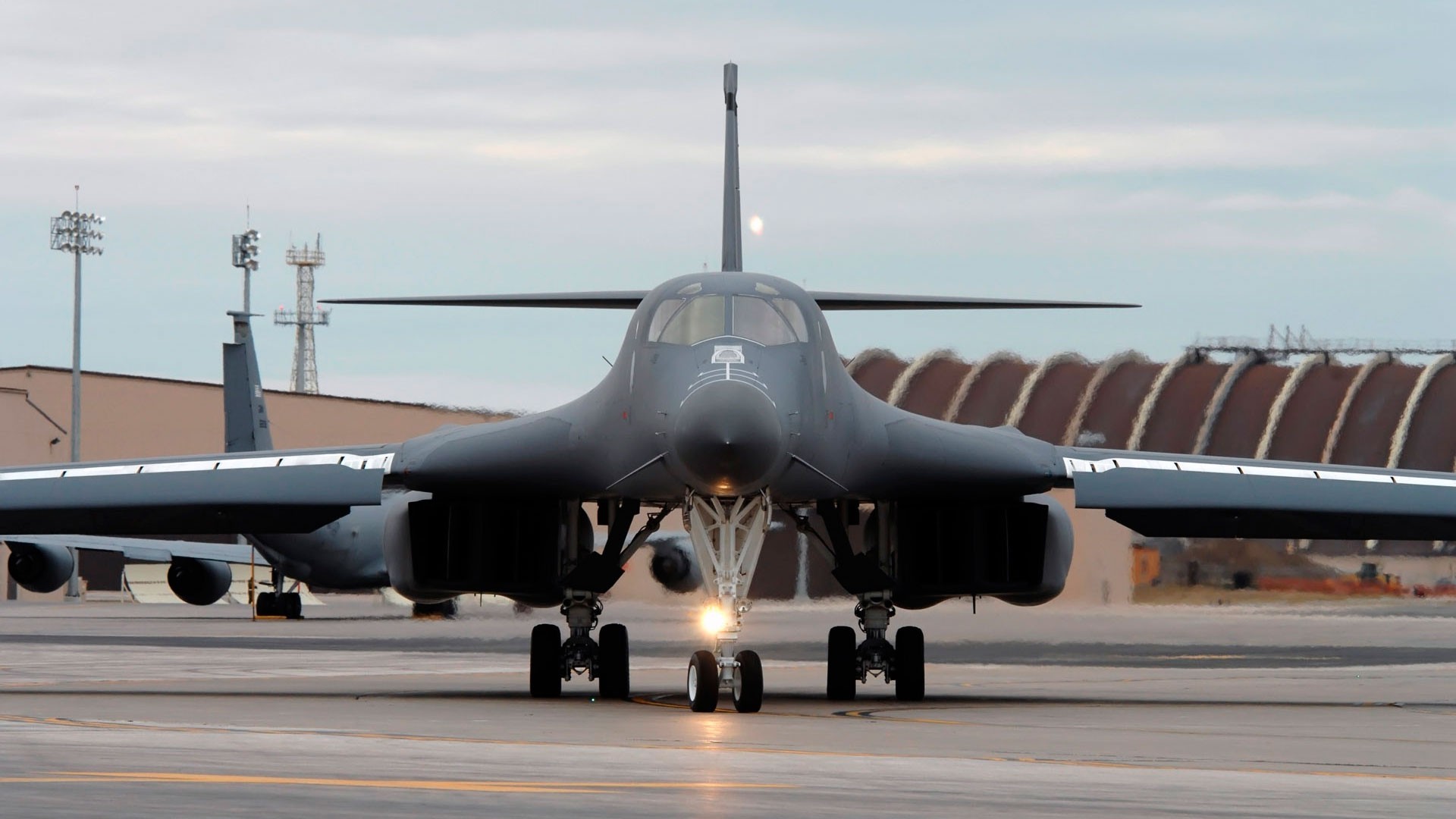 plane b-1 military bomber