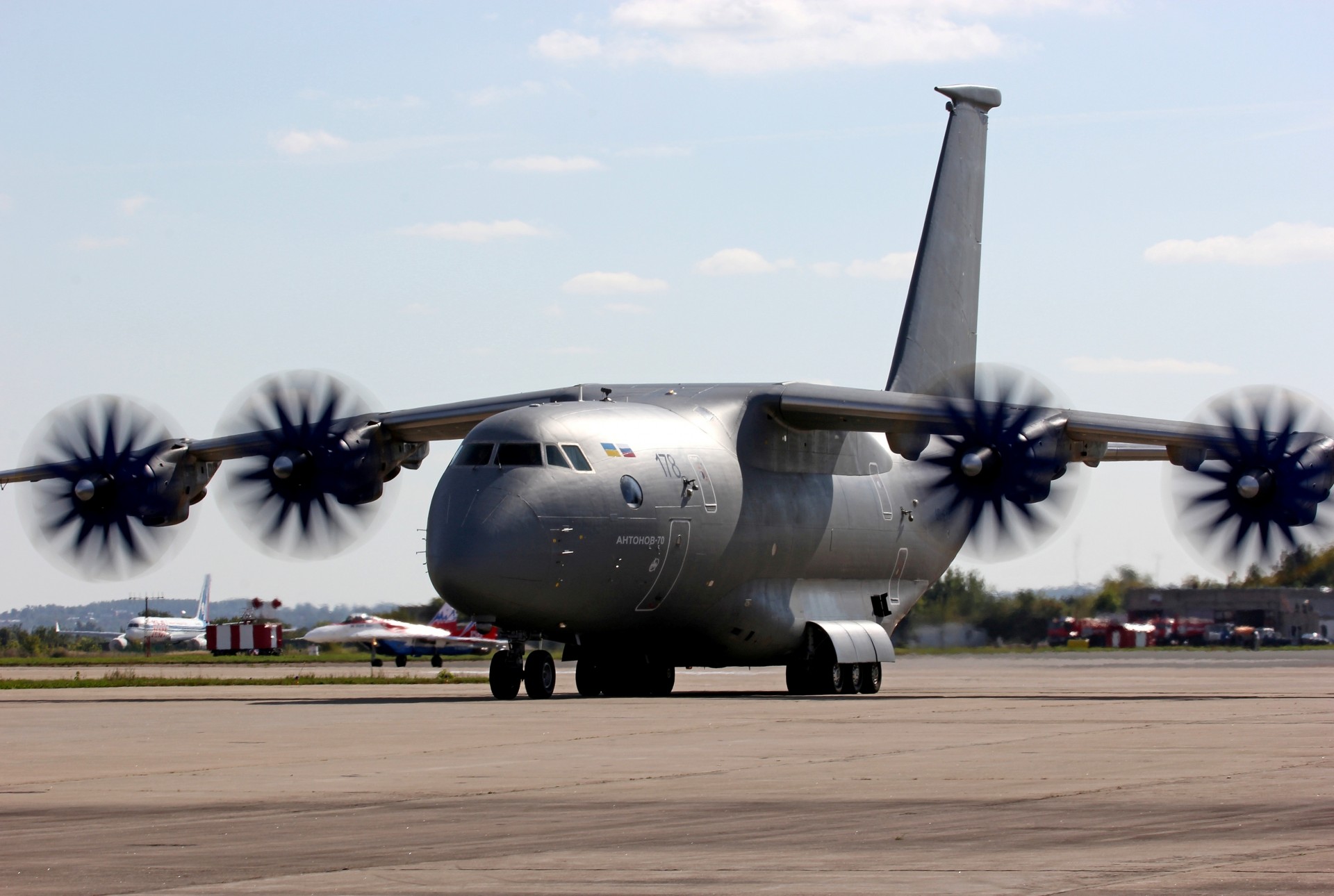 aereo aerodromo an-70 russo