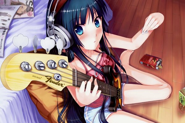 Ein Mädchen mit großen Augen nimmt nachdenklich einen Akkord auf der Gitarre