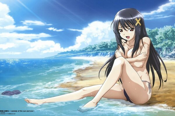 Mezza ragazza nuda sulla spiaggia al sole vicino alla spuma