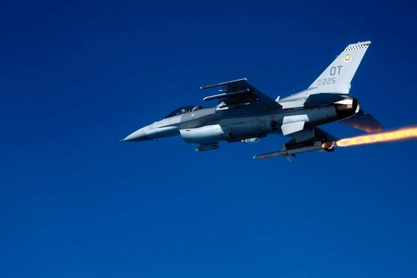 Un aereo militare in cielo sereno lancia un razzo