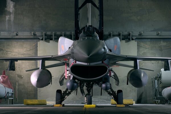 Bellissimo aereo grigio con un naso appuntito