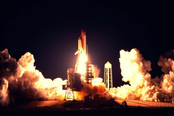 Lanzamiento del transbordador espacial al cielo