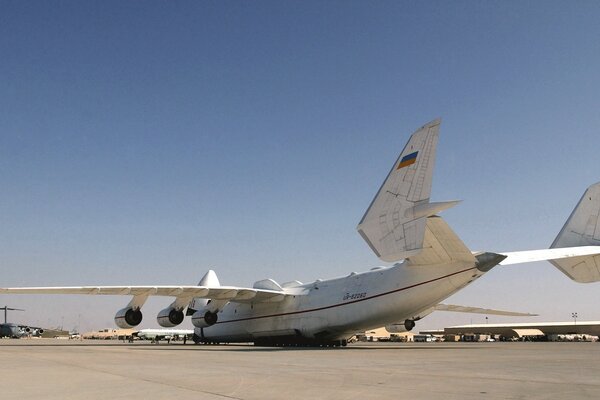 Le majestueux avion an 225 repose sur l aérodrome