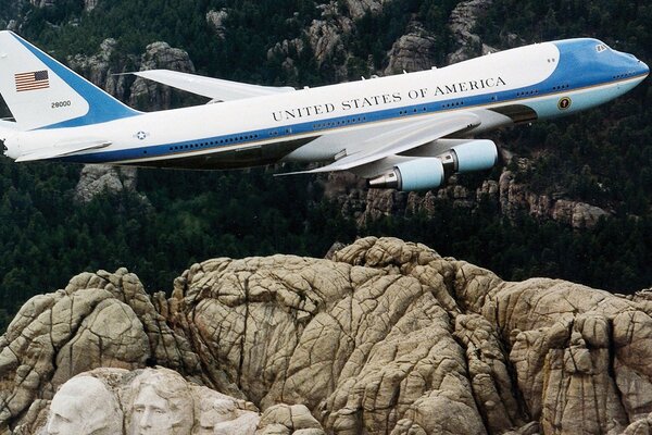 Avión de US Airlines sobre el Monte Rushmore