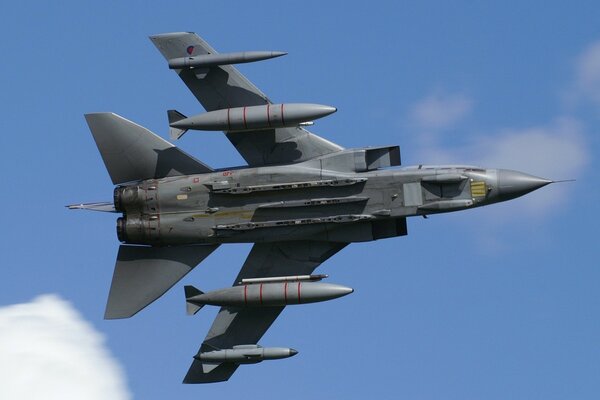 Tornado de combate en el cielo azul