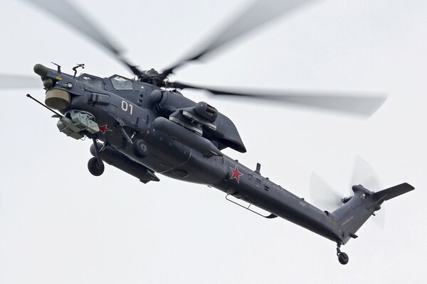 Hélicoptère Mi-28 noir en vol