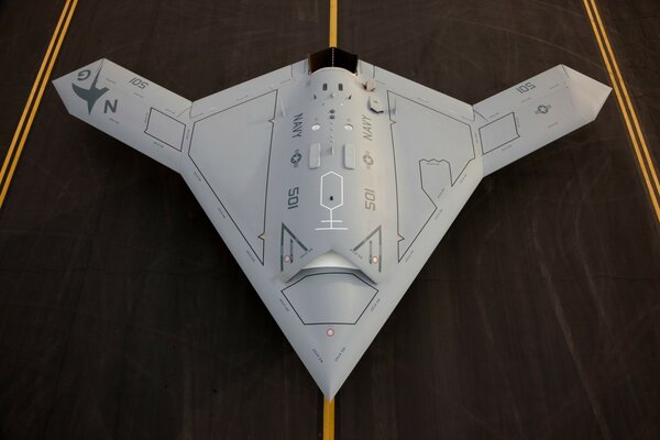 Drone da combattimento usa sulla pista in grigio
