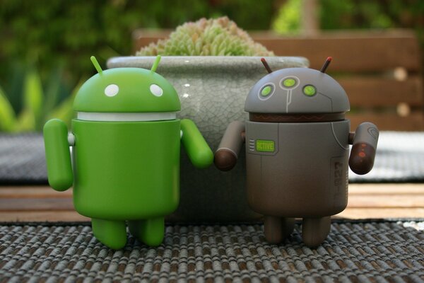 Robots Android verde y gris