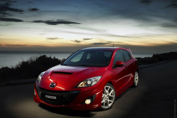 Voiture rouge sur fond de nature