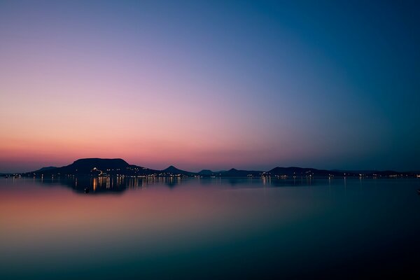 Les lumières de la ville sur le rivage