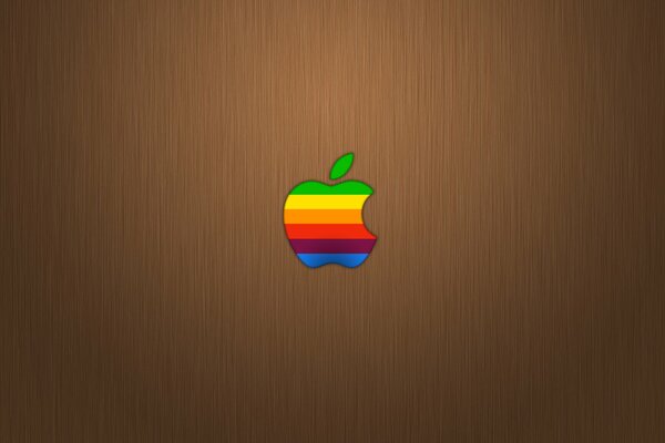 Logotipo de Apple en colores del arco iris sobre fondo de madera