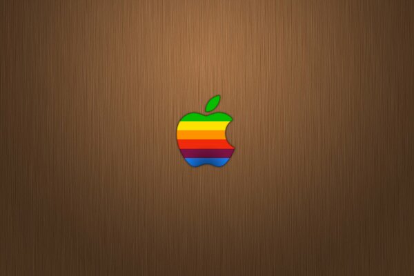 Logo Apple w kolorach tęczy na drewnianym tle