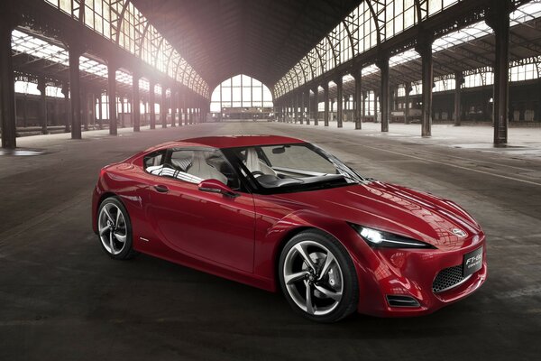 Toyota rossa in un hangar vuoto