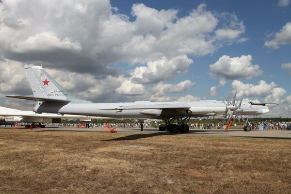 Bombardier stratégique à turbopropulseur soviétique et russe tu-95MS lors d un spectacle aérien