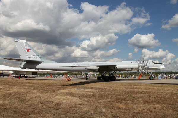 Radziecki i rosyjski turbośmigłowy bombowiec strategiczny Tu-95MS na pokazie lotniczym