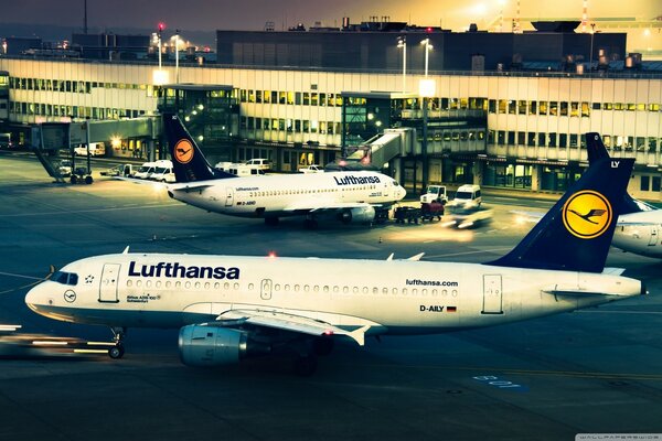 Großer weißer Passagier am Flughafen