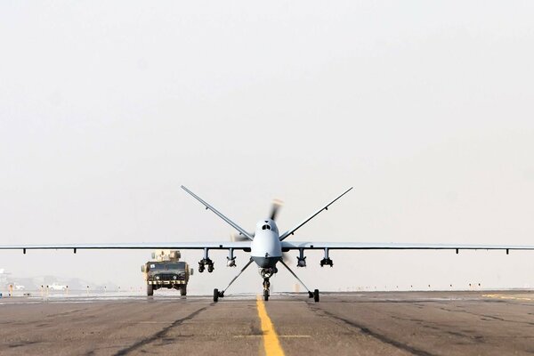 Militärflugzeug-Reaper auf dem Raketenstreifen