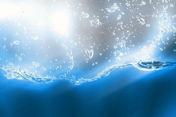 Burbujas de aire blancas en el agua