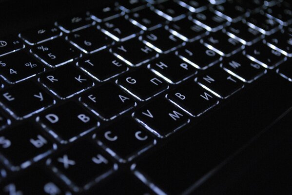 Teclado negro brillante en la oscuridad del MacBook