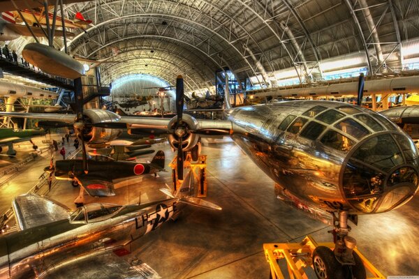 Flugzeuge wurden zur technischen Inspektion in einen Hangar geschleudert