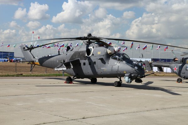 Вертолёт ми-35 на фоне государственных флагов