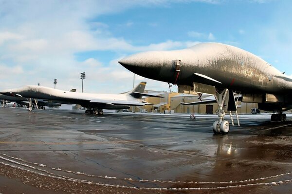 Parking des avions militaires. On voit un peu de neige