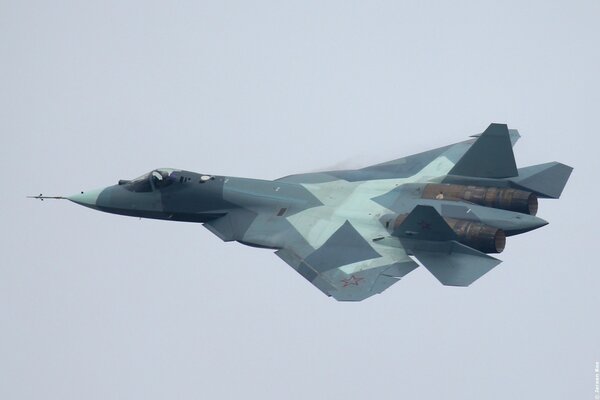 Avion militaire sur fond de ciel