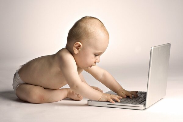 Babe druckt auf einem Laptop auf weißem Hintergrund