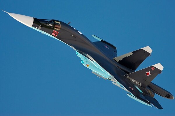 Caza negro su - 35 en vuelo