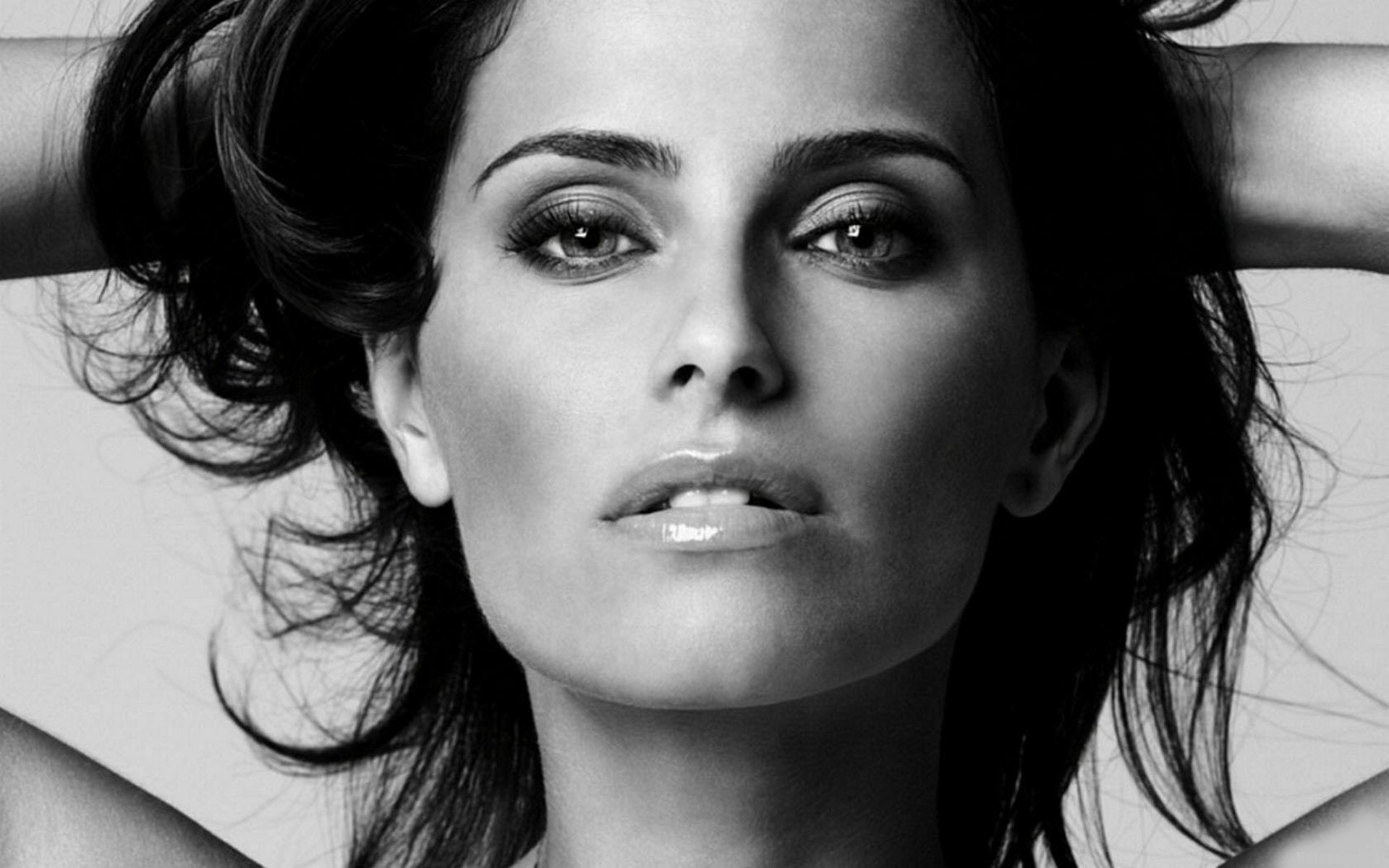 nelly furtado лицо черно-белое