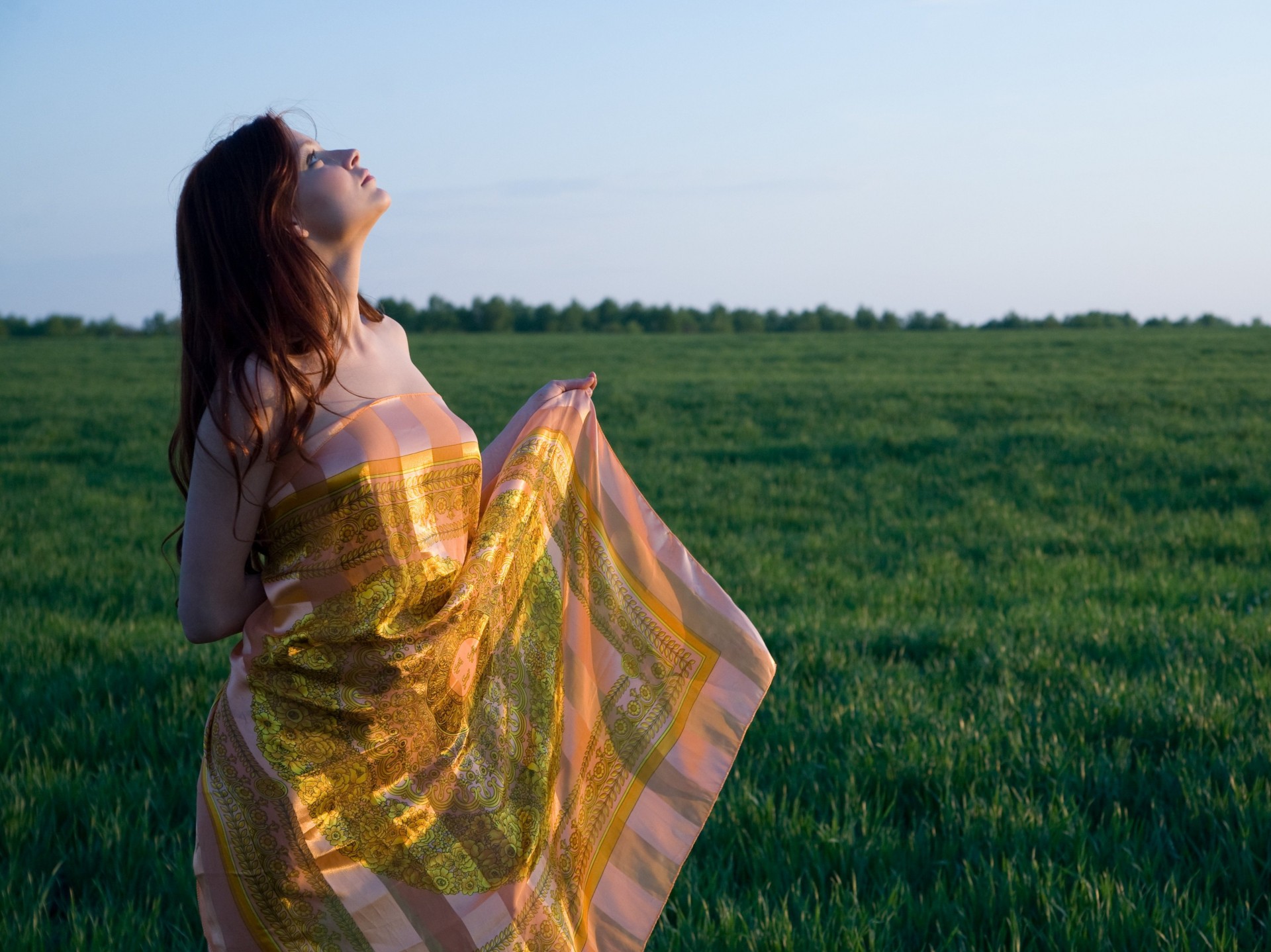 ragazza campo cielo vestito