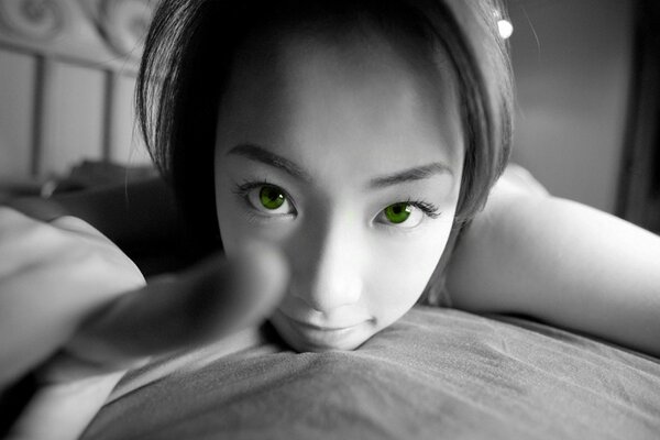 Fille asiatique avec des yeux verts fait selfie