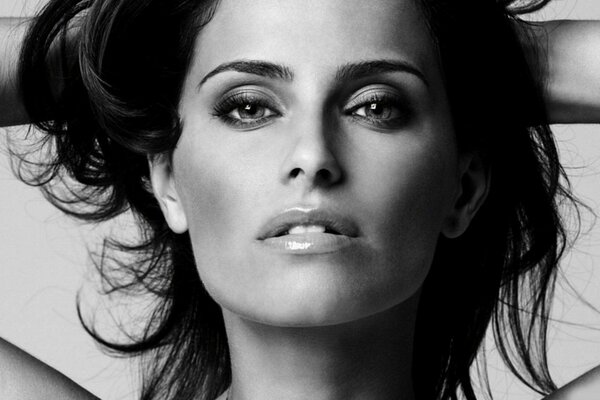 Schwarz-Weiß-Foto des Gesichts von Sängerin Nelly Furtado