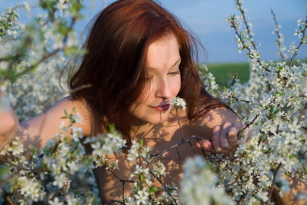 Tejido de cabello y ramas con flores