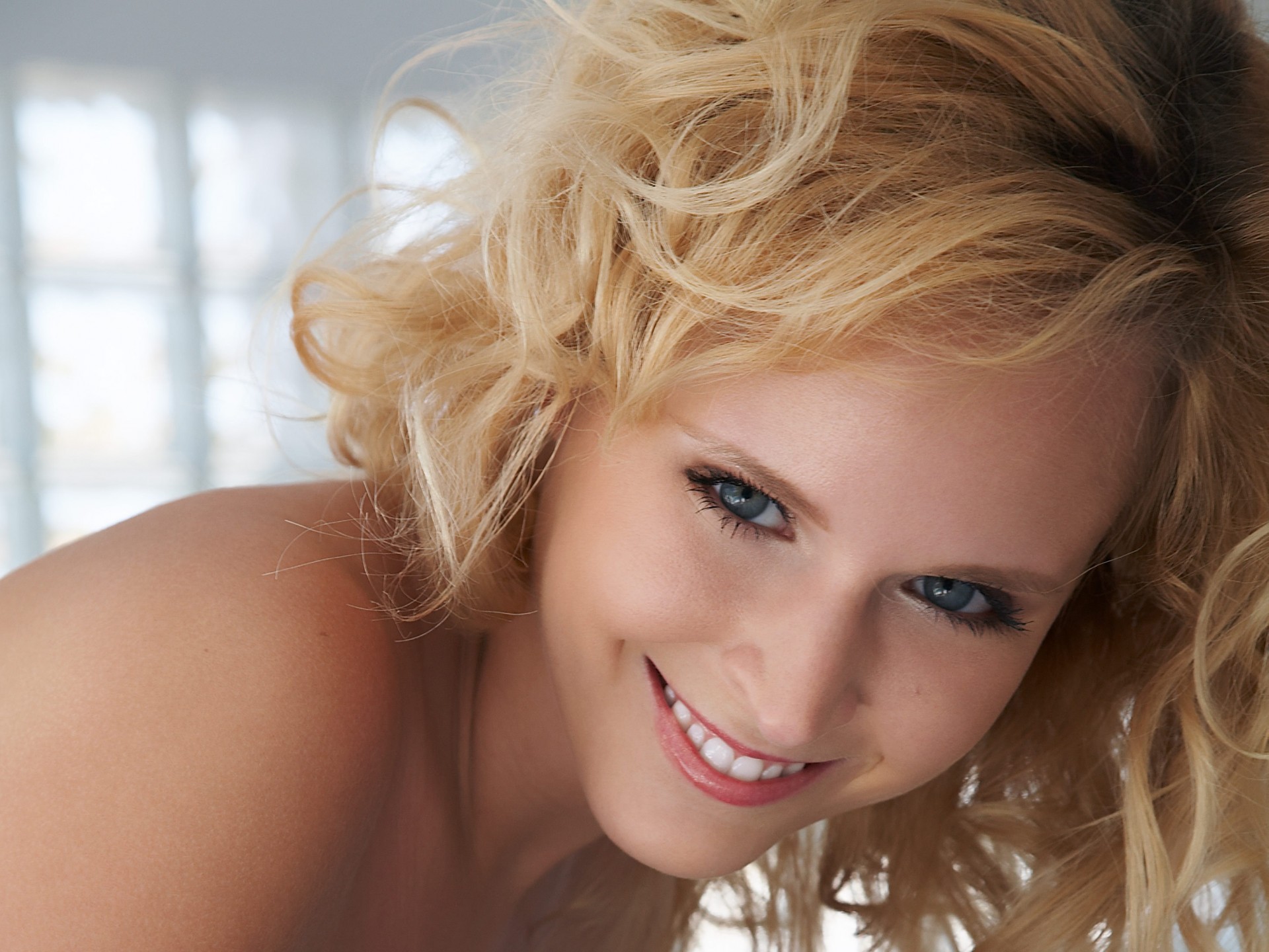 fille blonde cheveux sourire