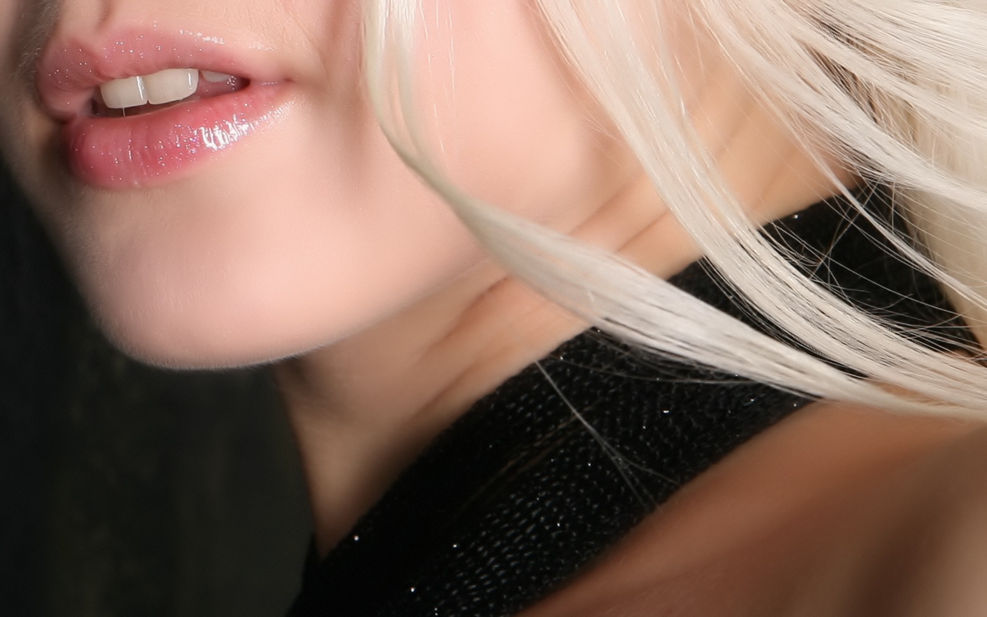 chica labios rubia