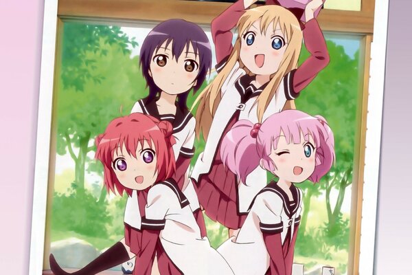 Tinatsu con amigas en uniforme