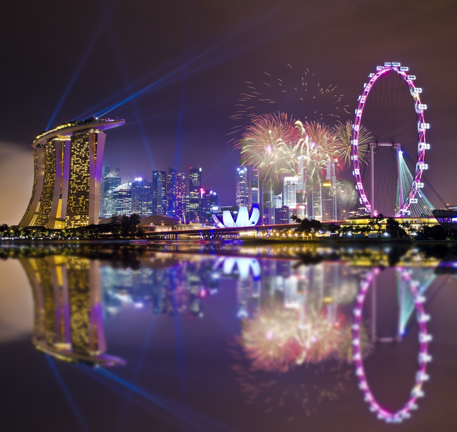 himmel feier feuerwerk feuerwerk reflexion architektur nacht singapur lichter stadtstaat lichter bucht hintergrundbeleuchtung wolkenkratzer metropole bäume