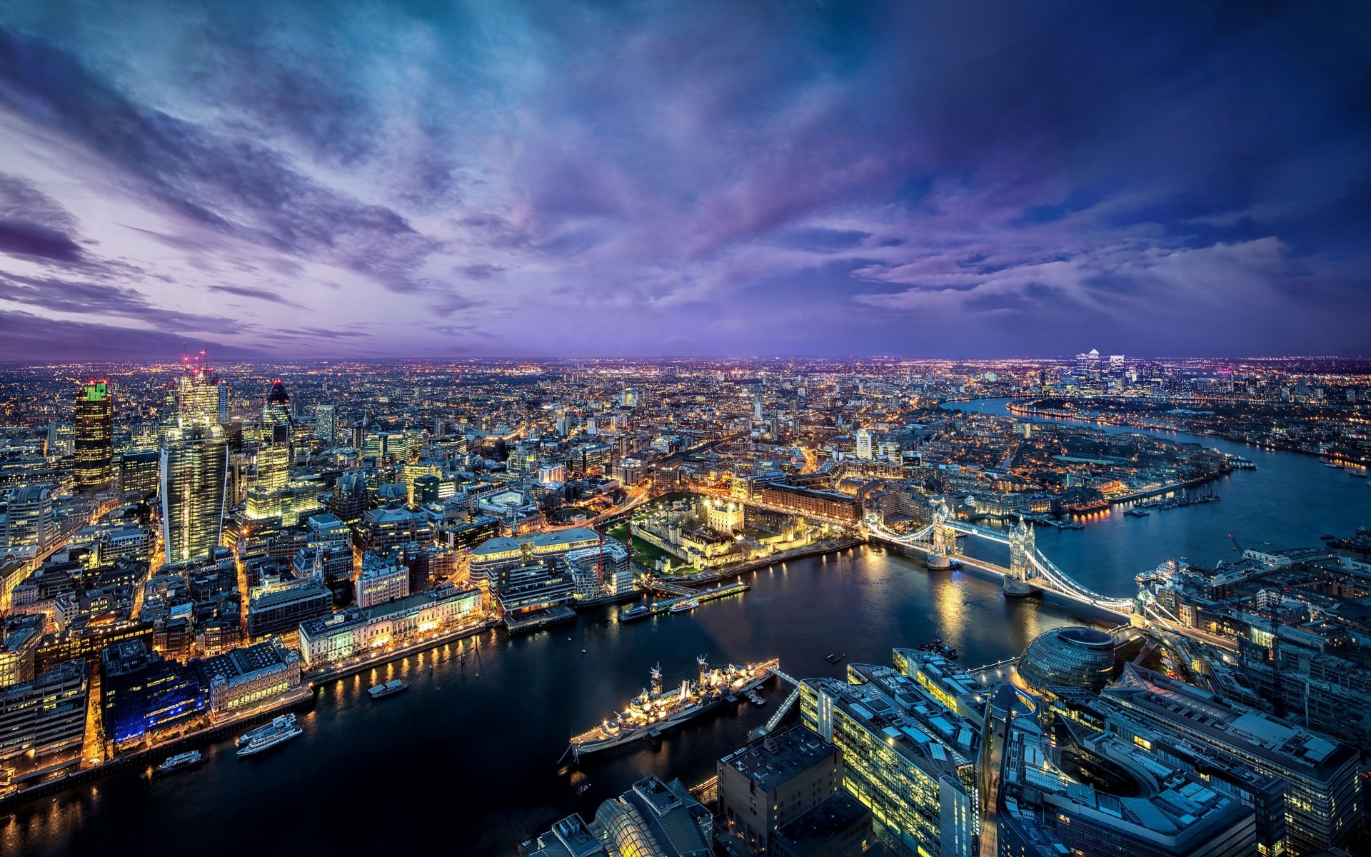 fiume costruzione panorama londra città di notte tamigi tower bridge navi