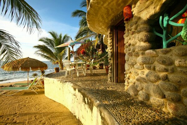 Casa de piedra en la playa de arena