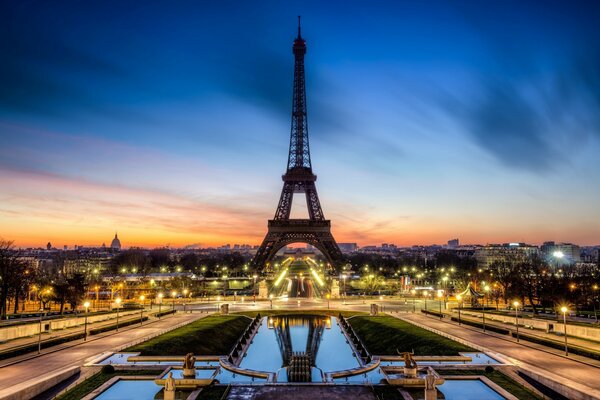 La torre Eiffel en el fondo de la puesta de sol en París