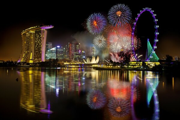 Праздничные фейеверки на фоне ночного города Сингапура