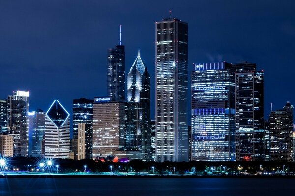 Свет ночных городских небоскребов Чикаго