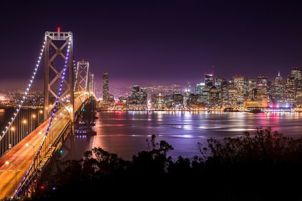 Helles Bild der Nachtbrücke und der Stadt