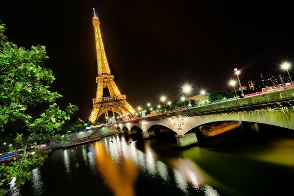 Puente sobre el Sena a la torre Eiffel en París