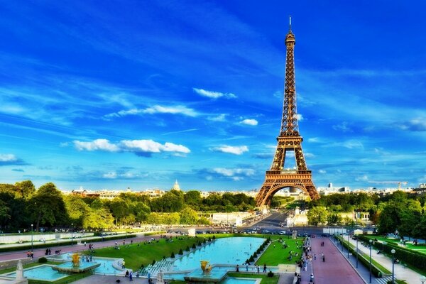 La torre Eiffel contra el cielo azul