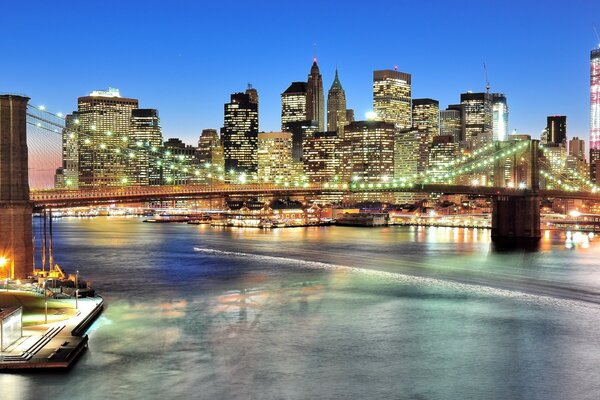 Panorama der Nacht von Manhattan und der Brooklyn Bridge