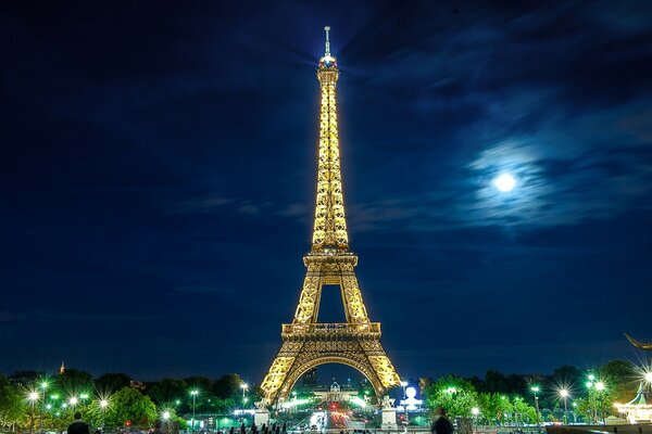 La atracción de Francia en París es la torre Eiffel