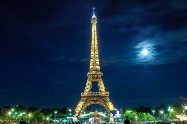 Il punto di riferimento della Francia a Parigi è la Torre Eiffel
